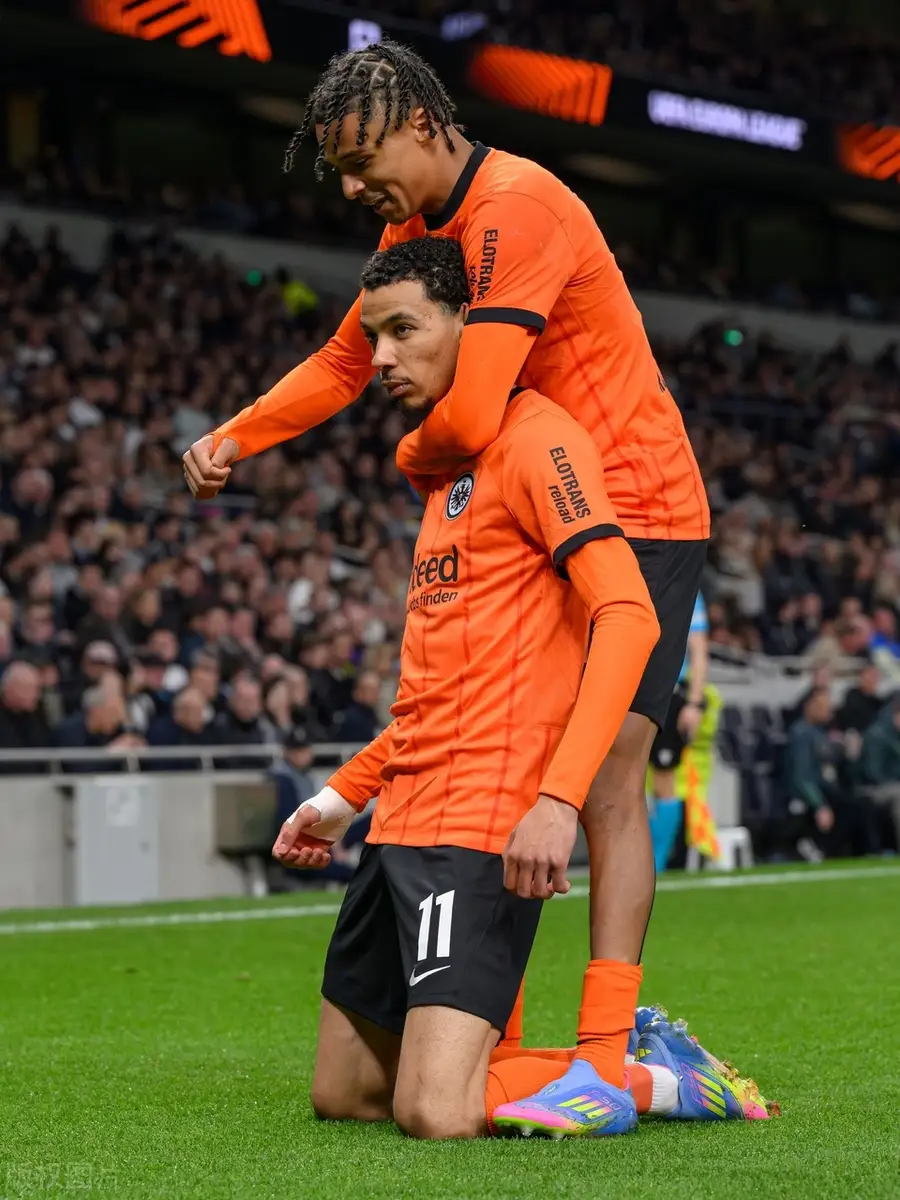 拜仁欧冠客战拉齐奥的举换人牌子的女裁判